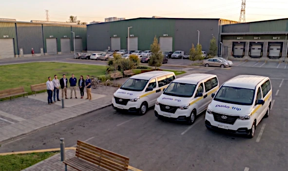 Van de transporte de personal esperando a pasajeros